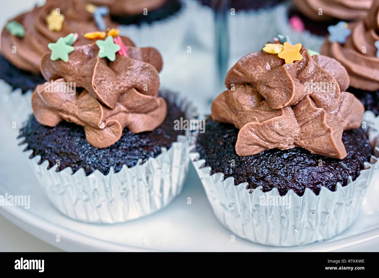 Tortine con glassa - il nome cupcake è ora dato a qualsiasi piccola torta rotonda che è circa le dimensioni di una tazzina Foto Stock