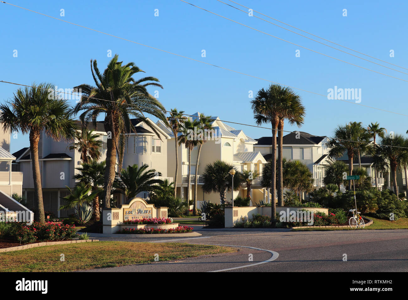 GALVESTON Island, Texas, Stati Uniti d'America - 9 giugno 2018: Le Dune di West Beach e il quartiere di Galveston. Soleggiato immobiliare di comunità in Texas Gulf Coast. Foto Stock