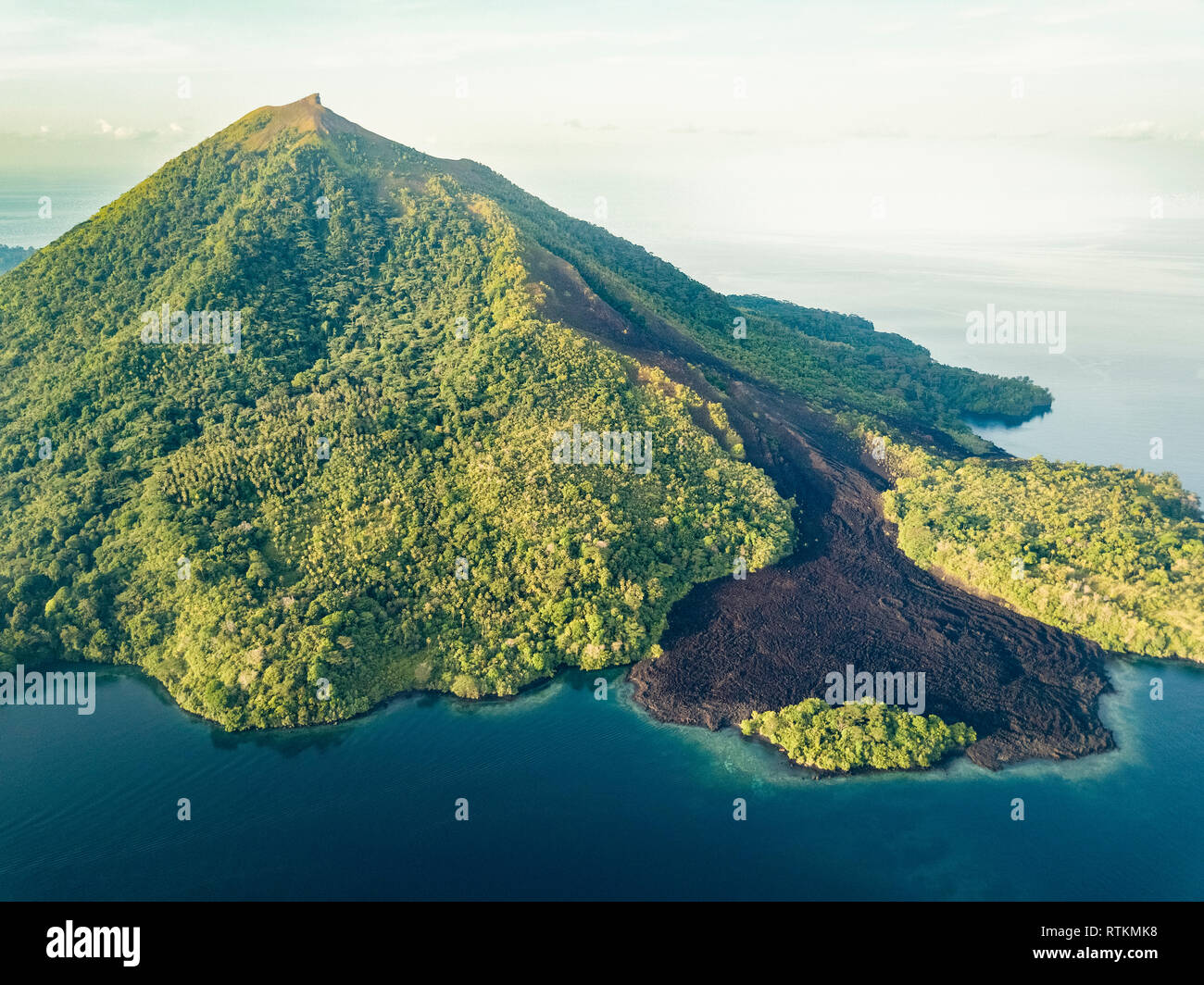 Banda Api, un attivo isola vulcanica con un fresco e rocce laviche, Banda isole, Isole Molucche, Indonesia, Banda mare oceano Pacifico Foto Stock