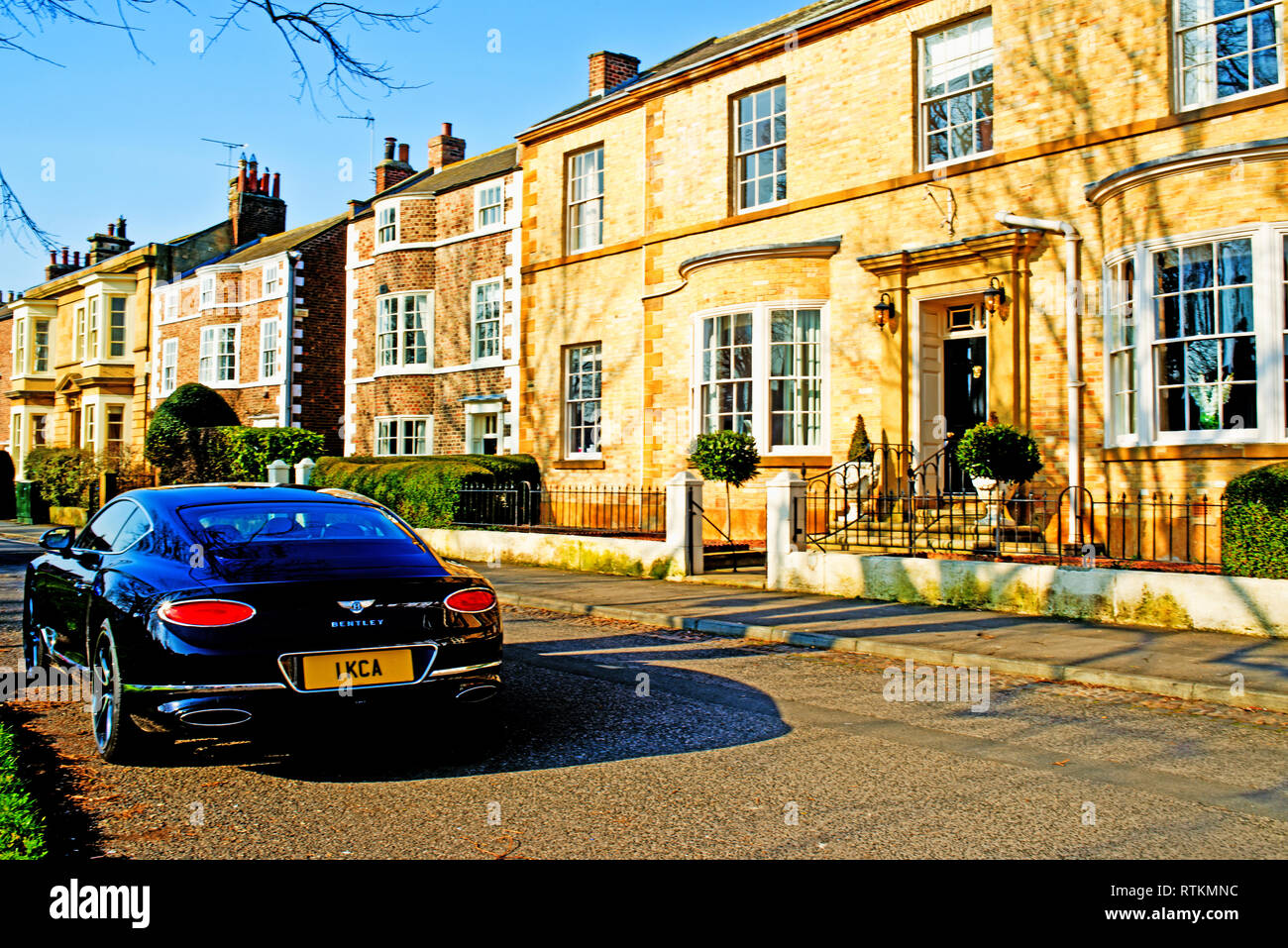 Casa d'epoca e Bentley Auto, Stokesley, North Yorkshire, Inghilterra Foto Stock