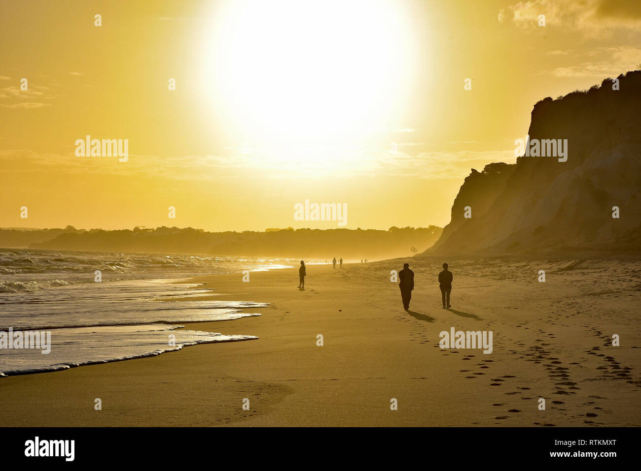 Il sole tramonta sulla spiaggia Praia da Falesia, un tratto continuo di sabbia quasi 7 km di lunghezza, Albuferia, Algarve, Portogallo, dell'Europa. Foto Stock