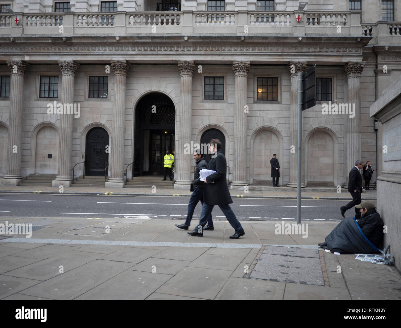 I ricchi poveri dividono la disuguaglianza, i senzatetto mendicano fuori dalla Bank of England, City of London Foto Stock