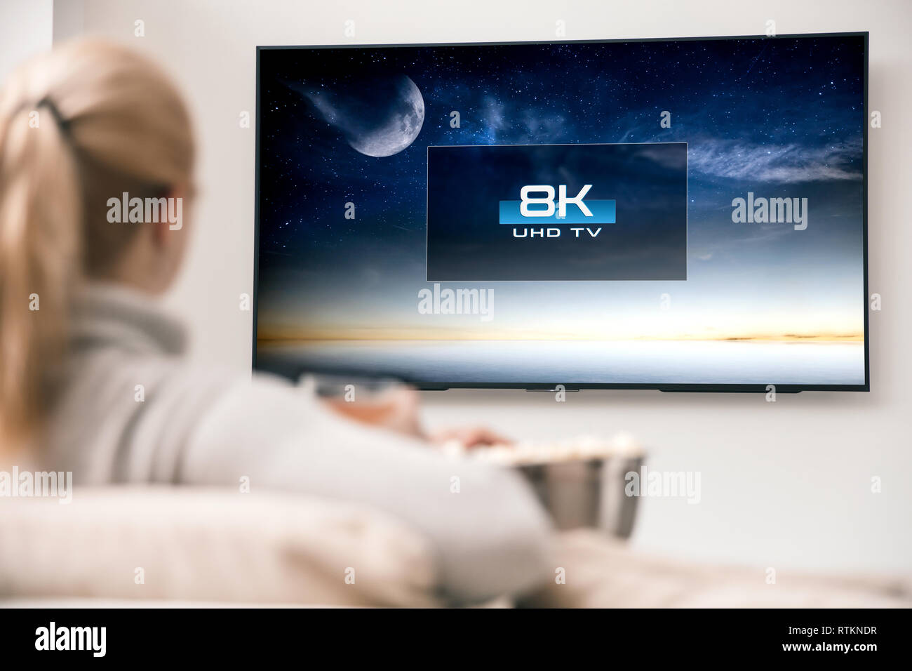 Donna Orologi tv con 8k ultra risoluzione HD. Immagine sullo schermo creato nel software di grafica. Foto Stock
