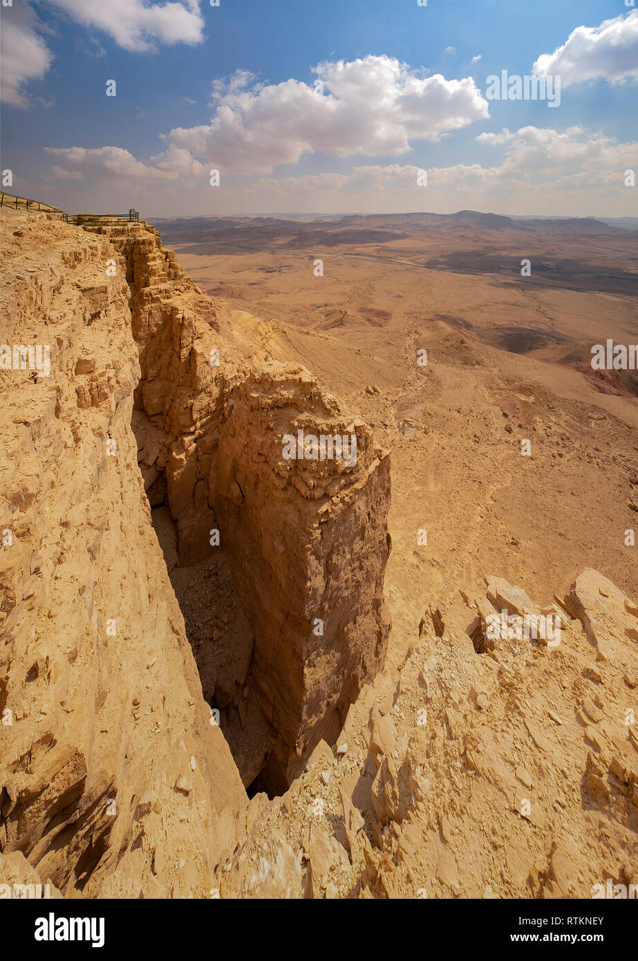 Scogliere di arenaria costituiscono le pareti che circondano il cratere di Ramon in Israele Foto Stock