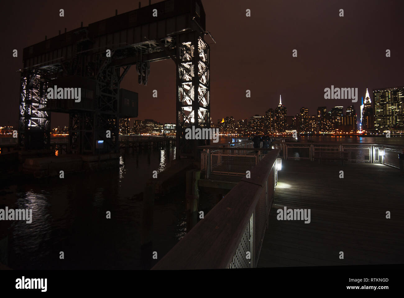 Notte scenic del Gantry Plaza stato parco nella città di Long Island, New York di notte Foto Stock
