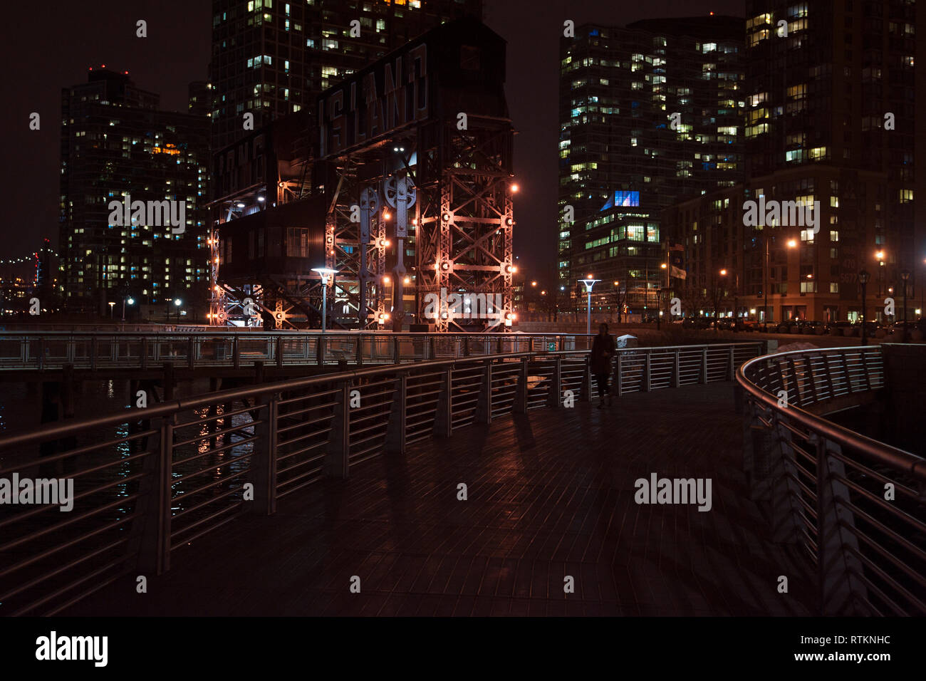 Notte scenic del Gantry Plaza stato parco nella città di Long Island, New York di notte Foto Stock