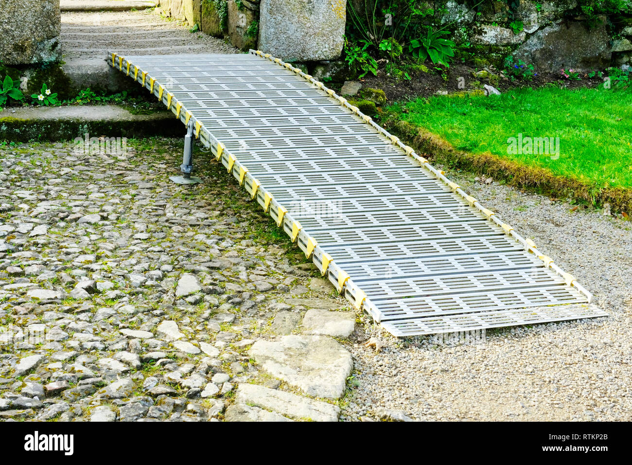 Outdoor rampe per sedie a rotelle in un paese giardino - Giovanni Gollop Foto Stock