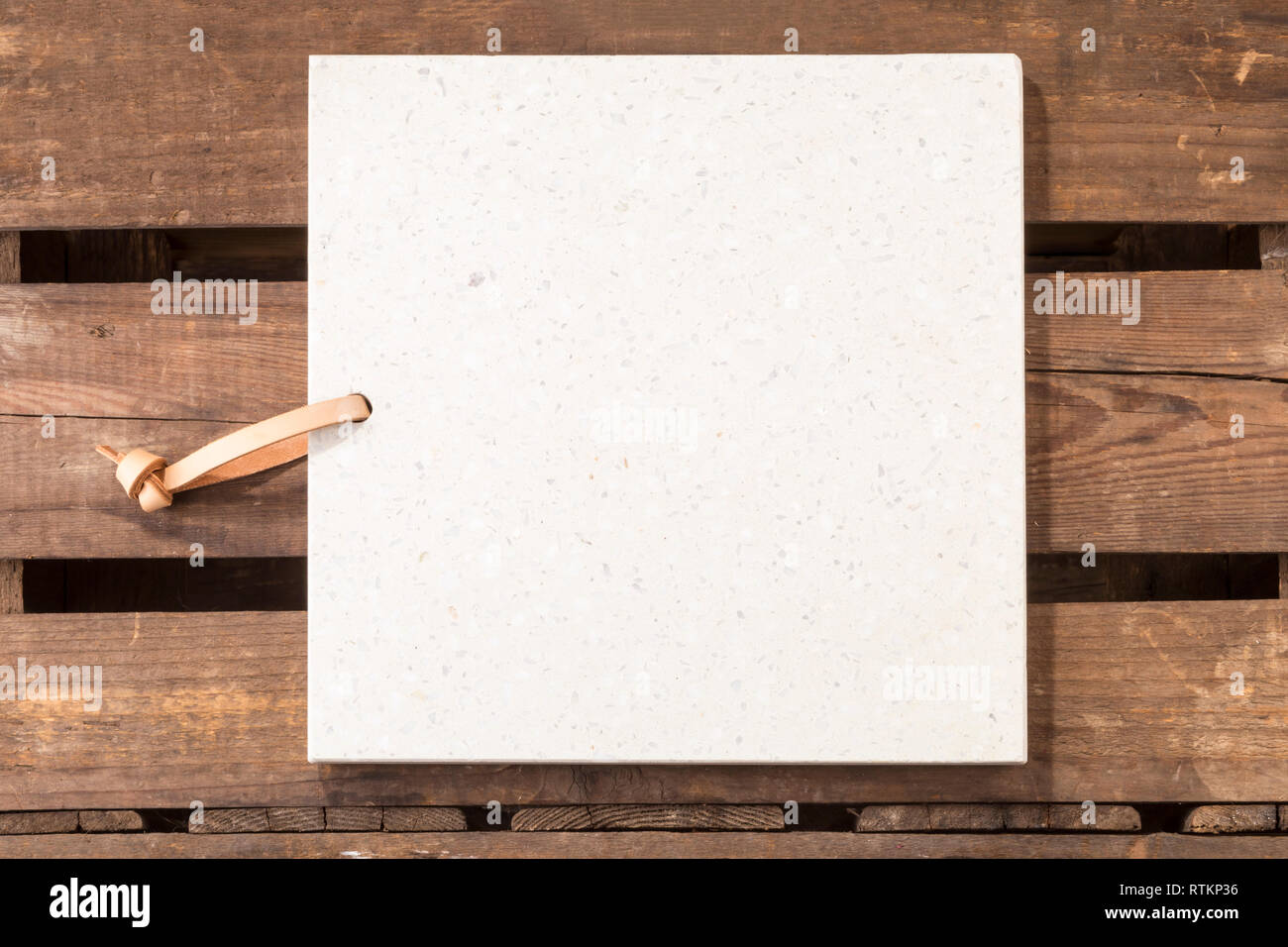 Pietra di calcestruzzo server/Scheda/vassoio con spazio per il testo su rustiche tavole di legno. Disponibile anche su sfondo bianco e con diversi regimi alimentari. Foto Stock