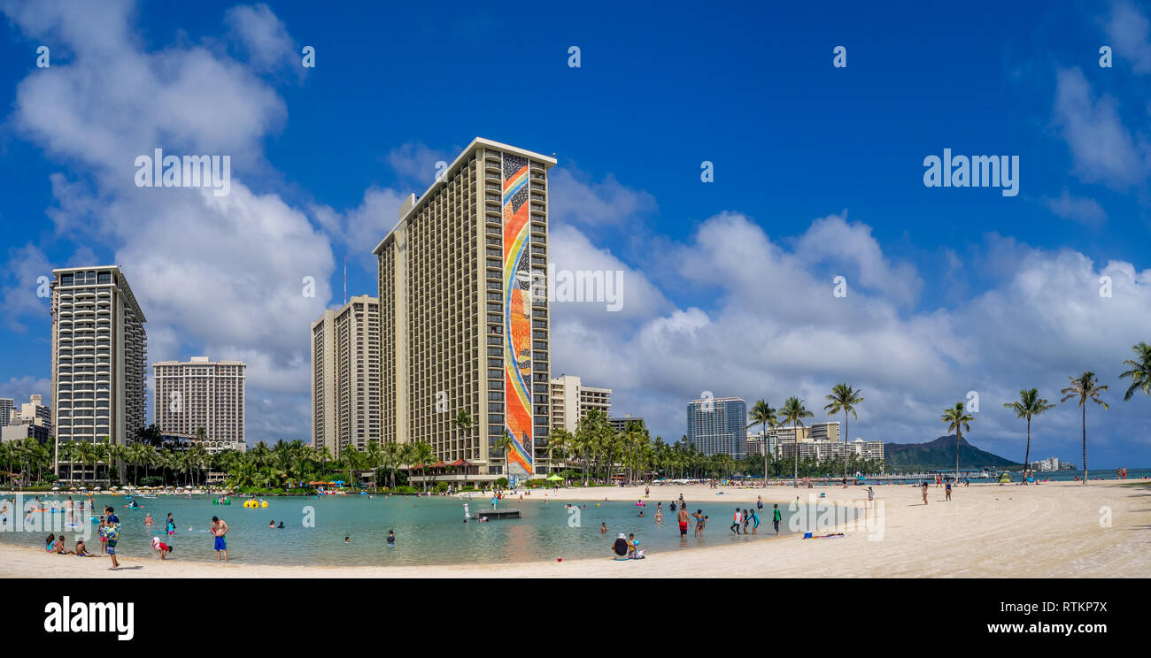 Gli amanti del sole sulla spiaggia di Waikiki all'Hilton Hawaiian il 7 agosto 2016 a Honolulu, Stati Uniti d'America. La spiaggia di Waikiki si trova quartiere di Honolulu, meglio conosciuta per il bianco Foto Stock