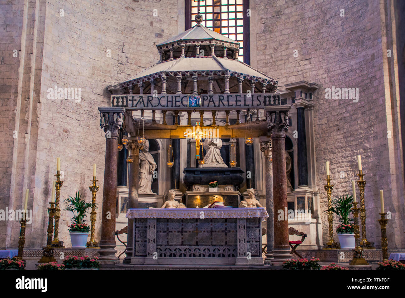 Bari, Italia - 04.11.2016: all'interno della basilica di San Nicola Foto Stock