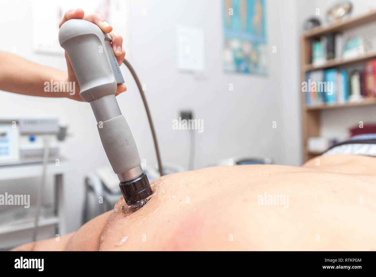 Fisioterapista applicazione degli elettrodi ad un paziente Foto Stock