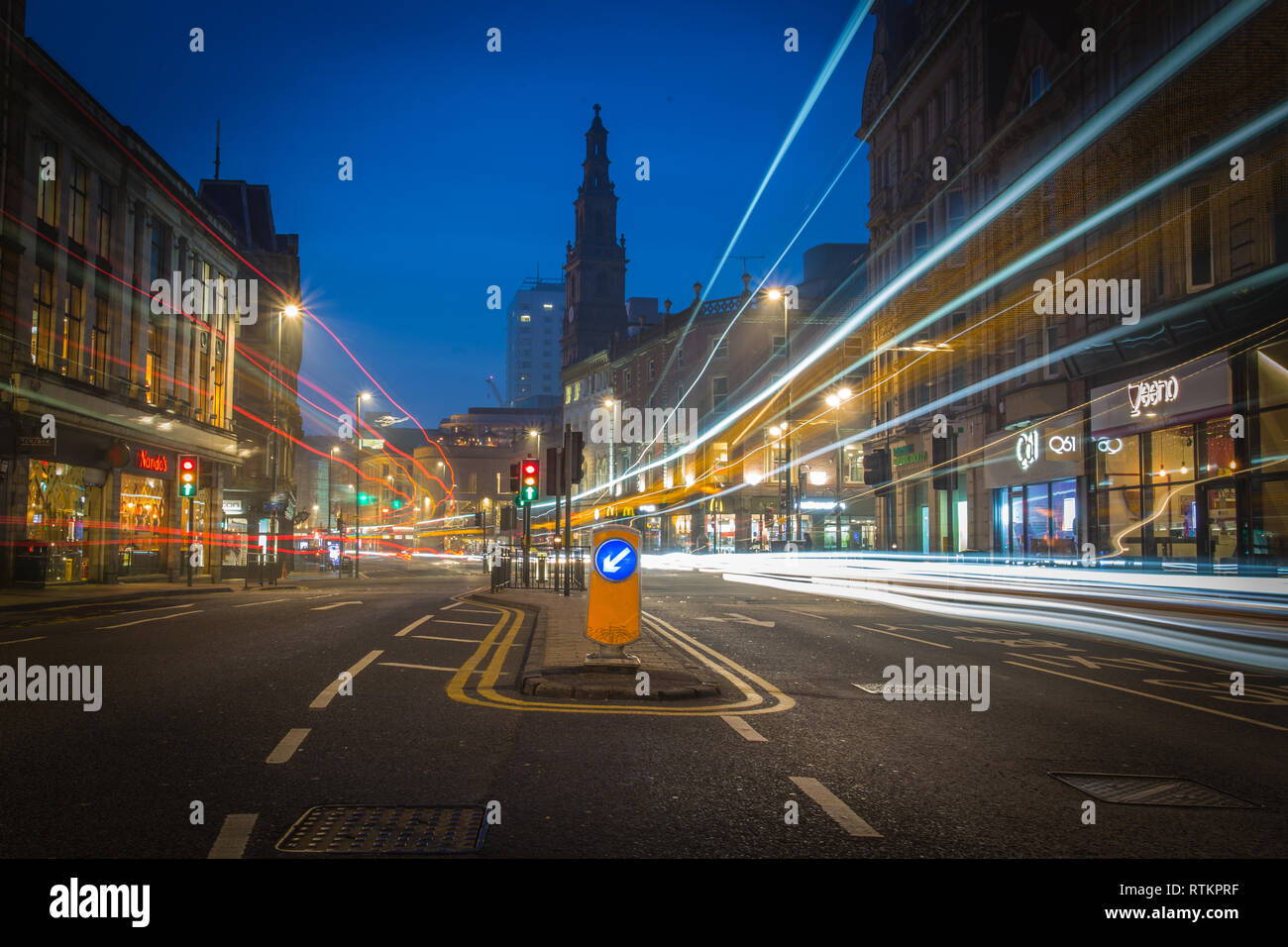 Traffico sentieri di luce presso il Corn Exchange, Leeds. Foto Stock