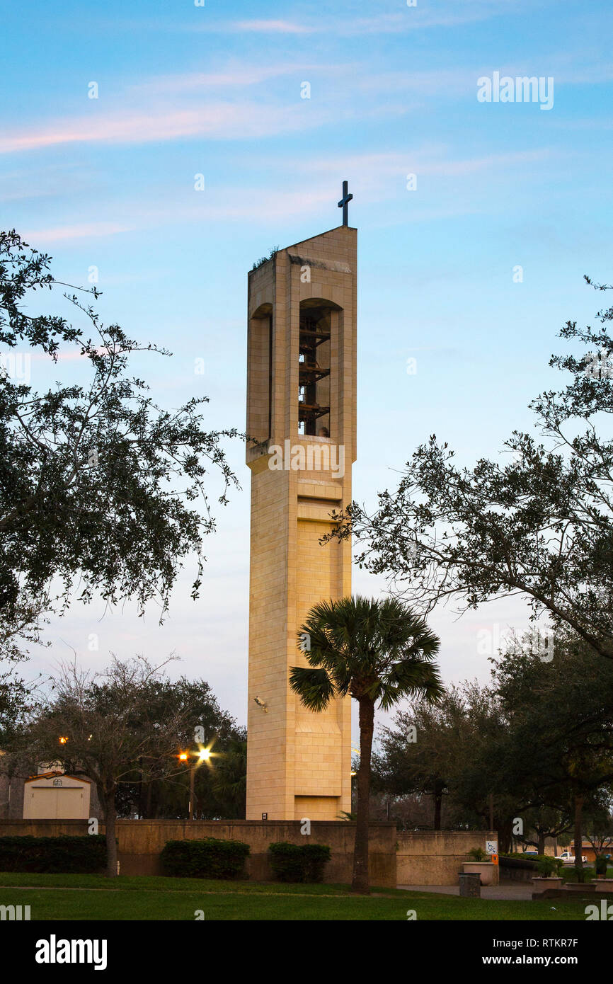 Campanile della chiesa con la croce in McAllen Texas Foto Stock