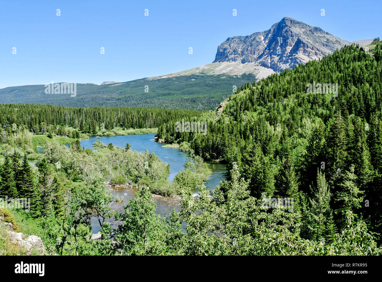 Fiume che scorre tra Swiftcurrent il lago e il Lago Sherburne nel Glacier National Park Foto Stock