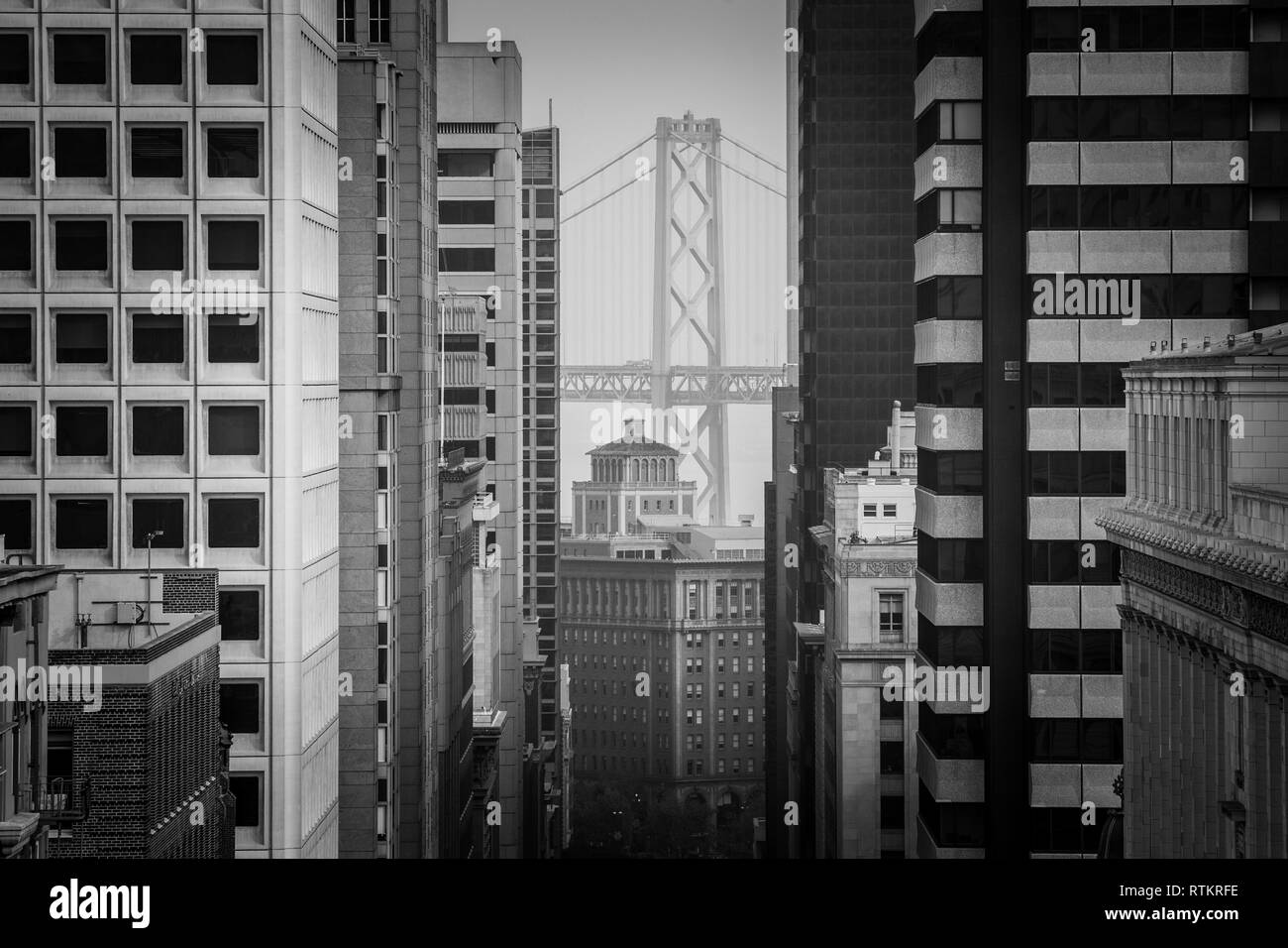 Ponte della Baia di San Francisco attraverso il Quartiere Finanziario Foto Stock