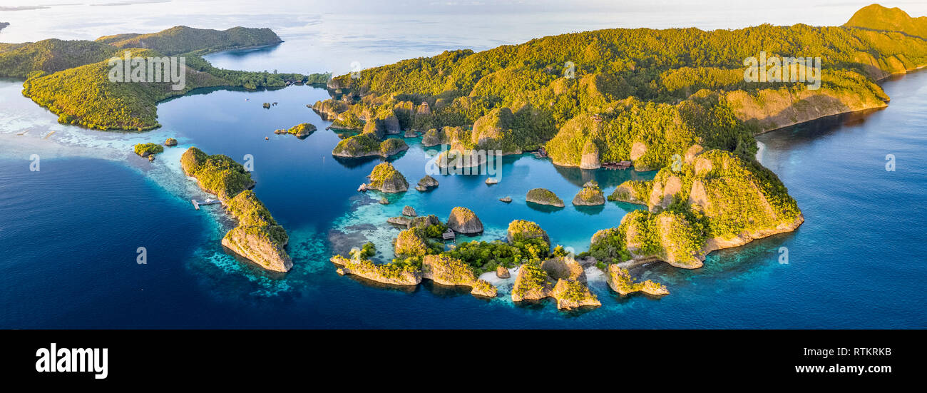 Vista aerea del Raja Ampat isole, Papua occidentale, in Indonesia, Oceano Pacifico Foto Stock