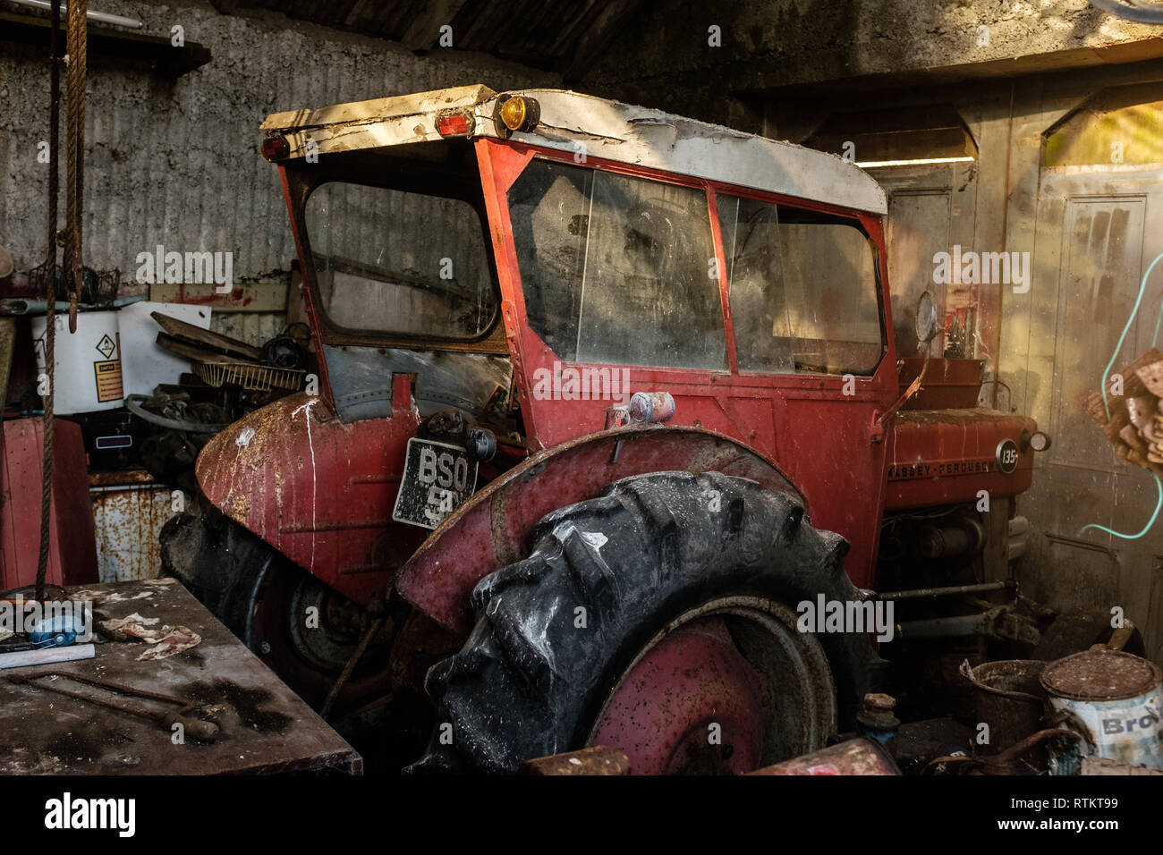 Classici Massey Ferguson 135 trattore parcheggiato nel vecchio fienile Fort William highlands scozzesi Scotland Regno Unito Foto Stock