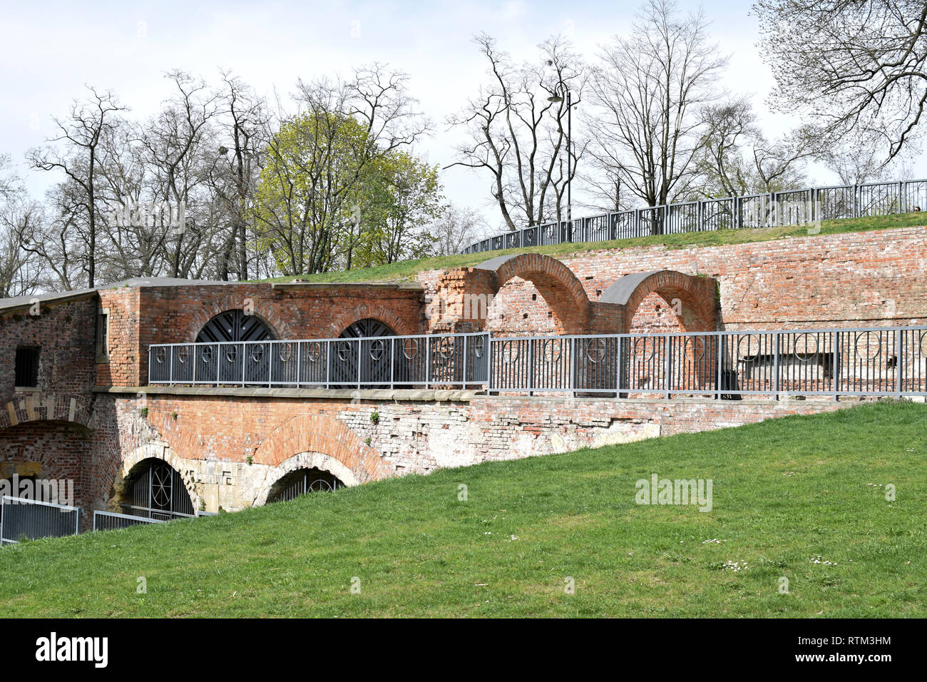 La rovina di muratura (Bastion Bastion Ceglarski) - antica fortificazione della città di Wroclaw. Foto Stock