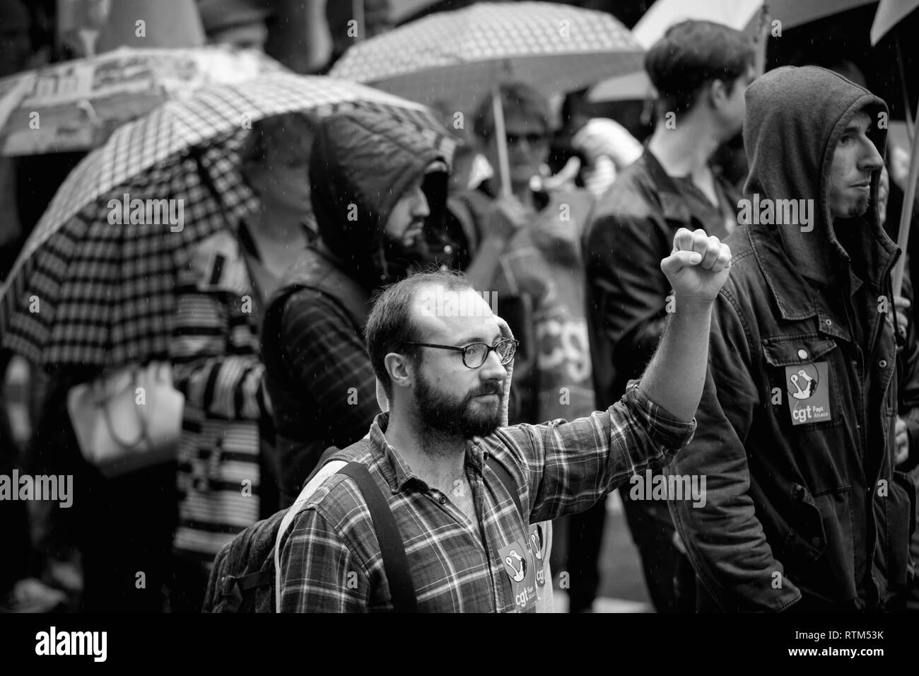 Strasburgo, Francia - Settembre 12, 2017: Protester con mano sollevata per protestare contro Emmanuel Macron francese durante la giornata nazionale di protesta contro la riforma del lavoro proposto da Emmanuel Macron di governo Foto Stock