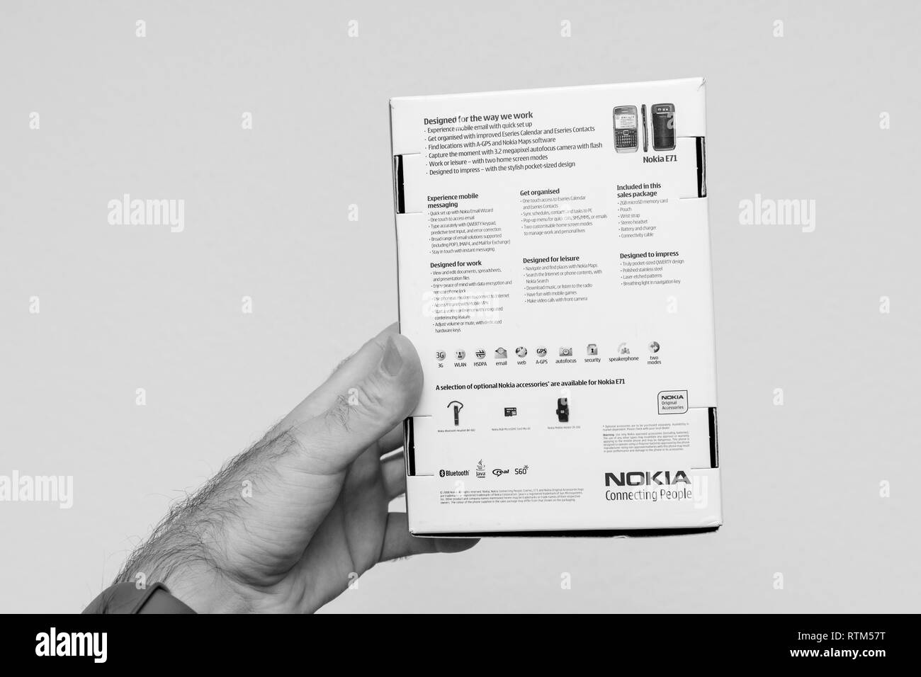 Parigi, Francia - 18 DIC 2017: uomo di trattenimento contro uno sfondo bianco vintage e lusso NOKIA box di un E71 Smartphone con la specifica i dettagli tecnici Foto Stock