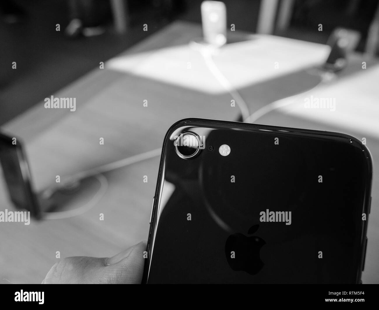 Lancio di iphone 8 plus Foto e Immagini Stock in Bianco e Nero - Alamy