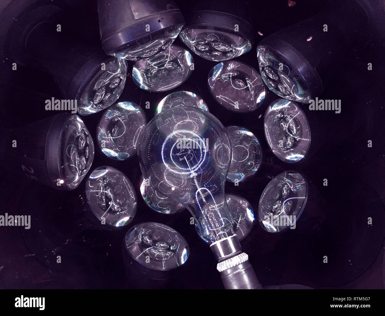 All'interno sulla lampada planetario su sfondo scuro Foto Stock