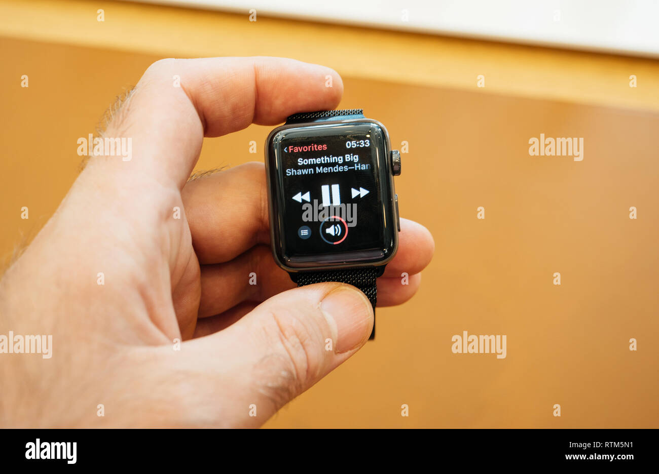 Parigi, Francia - Sep 22, 2017: Nuovo Apple Guarda serie 3 va in vendita nel negozio Apple Store con iTunes di riprodurre musica apple patch su cellulare GSM dati 4G Foto Stock