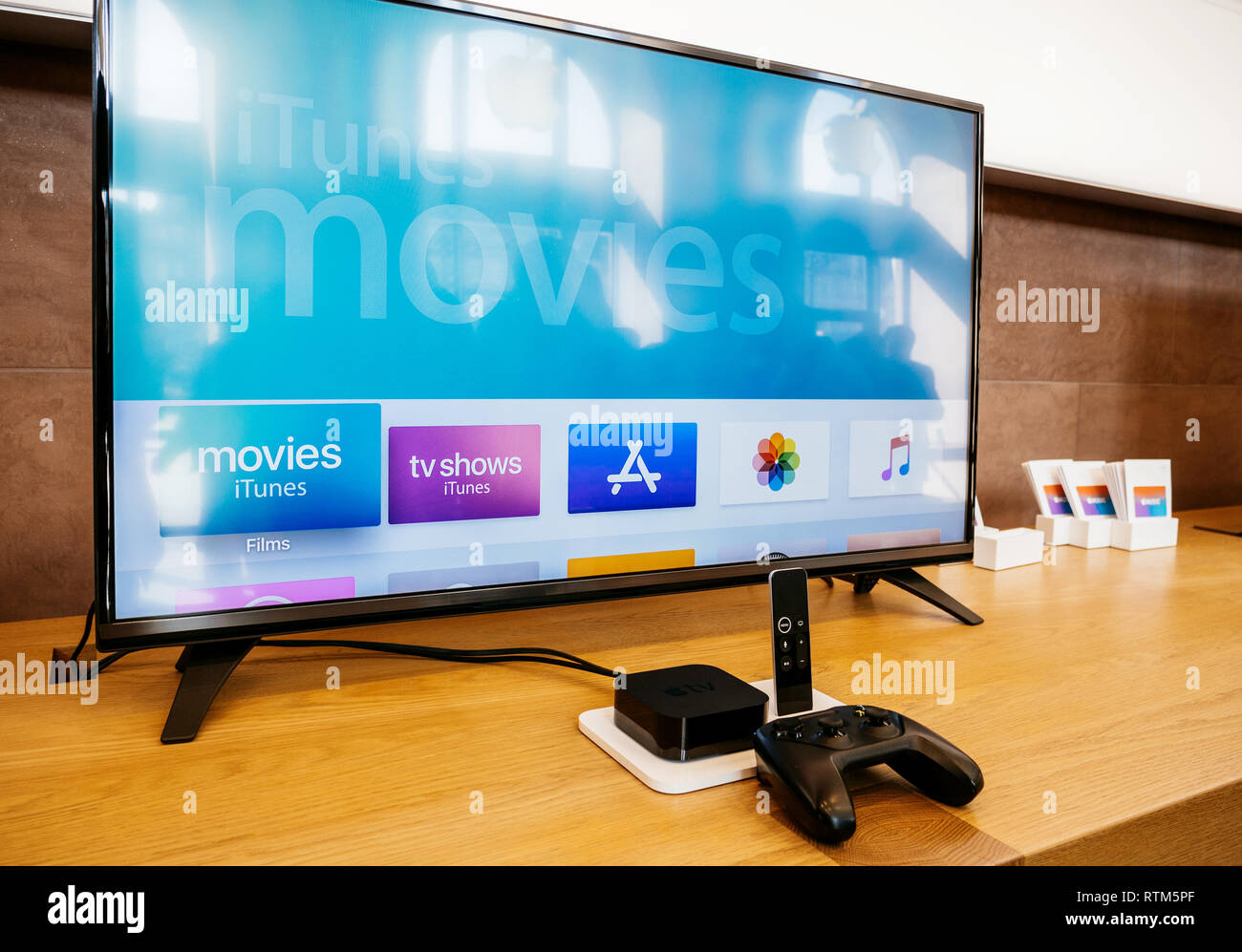 Parigi, Francia - Sep 22, 2017: nuova Apple TV va in vendita oggi in Apple Store con 4k shoping schermata Apple TV 4k display Foto Stock