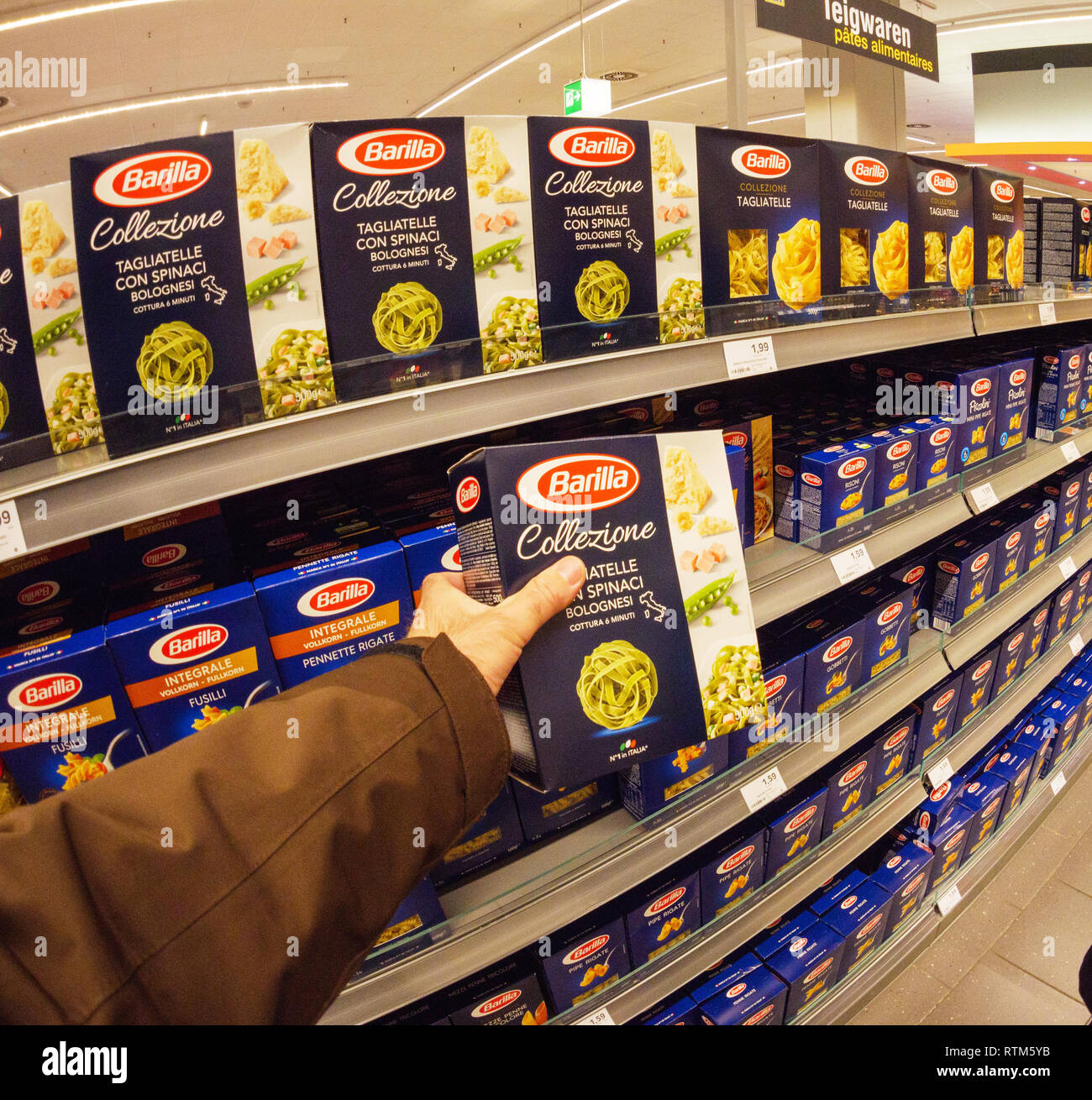 Francoforte, Germania - 3 Maggio 2017: Maschio i clienti che acquistano prodotti italiani Tagliateli Barilla con spinaci bolognesi la pasta in un supermercato moderno Foto Stock