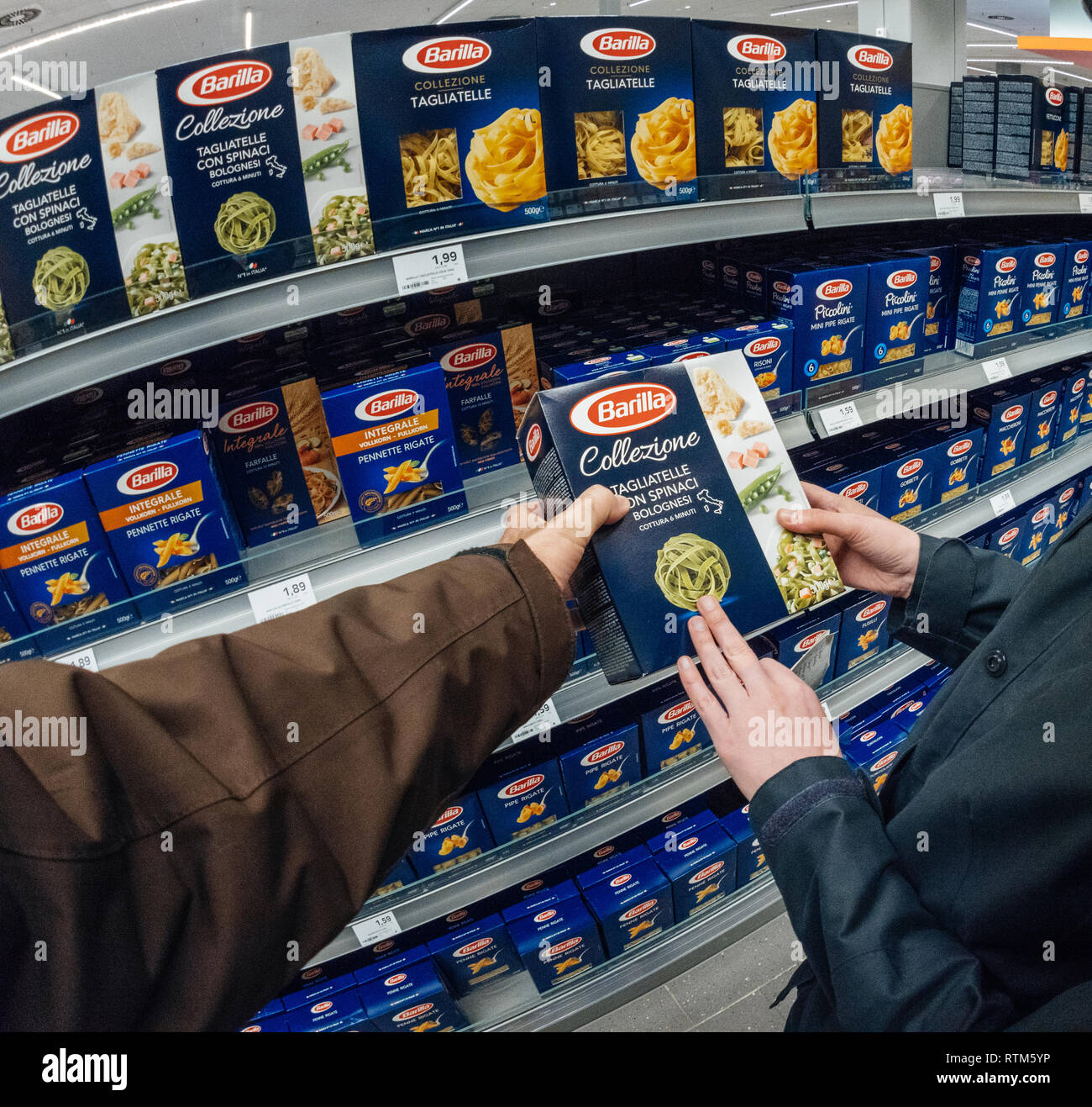 Francoforte, Germania - 3 Maggio 2017: Maschio e femmina i clienti che acquistano prodotti italiani Tagliateli Barilla con spinaci bolognesi la pasta in un supermercato moderno Foto Stock