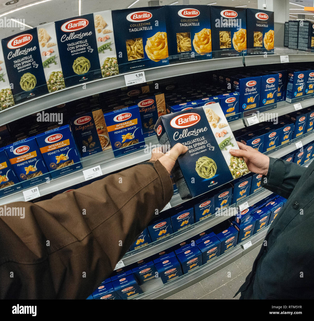 Francoforte, Germania - 3 Maggio 2017: Maschio e femmina i clienti che acquistano prodotti italiani Tagliateli Barilla con spinaci bolognesi la pasta in un supermercato moderno Foto Stock