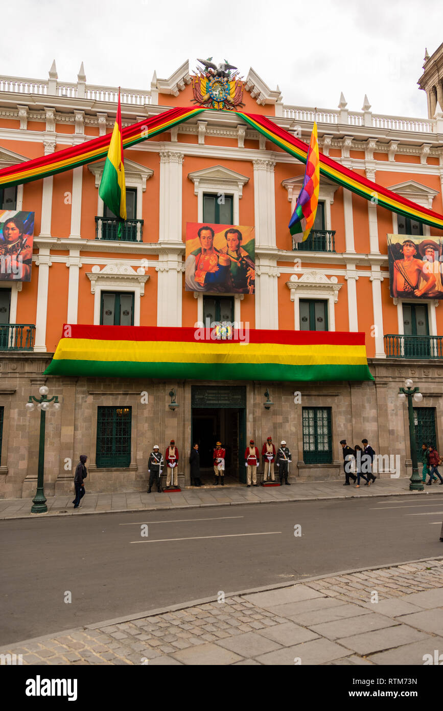 Il boliviano Palazzo del Governo, meglio conosciuto come palazzo Quemado (Spagnolo: [paˈlasjo keˈmaðo], bruciato Palace), è la residenza ufficiale del presi Foto Stock