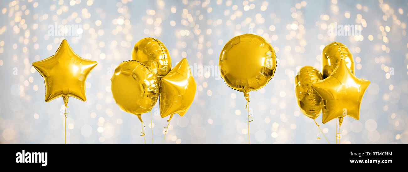 Molti metallizzato oro palloni di elio su bianco Foto Stock