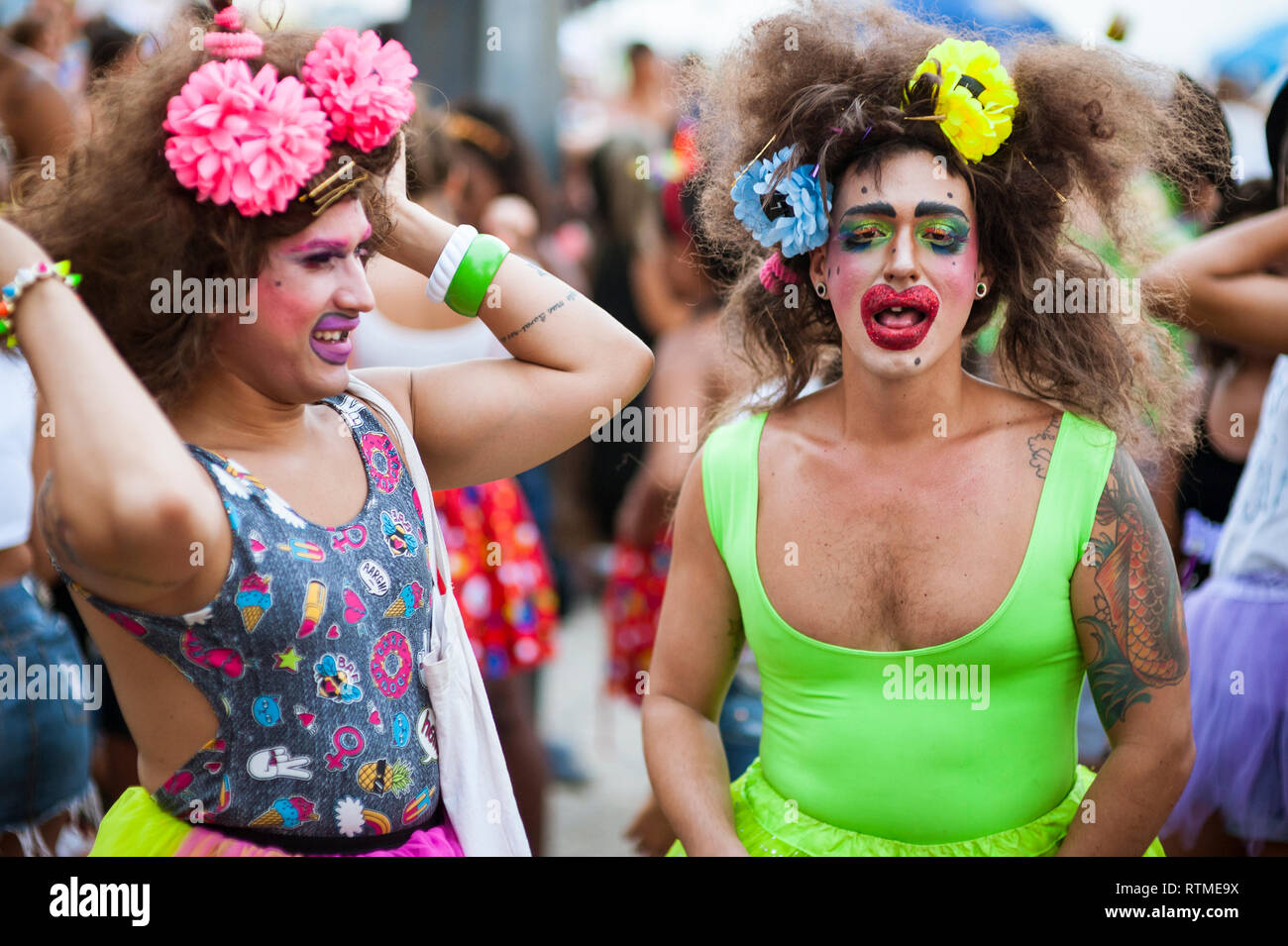 RIO DE JANEIRO - Febbraio 11, 2017: Brasiliano uomini festeggia il Carnevale in parodia con costumi colorati luminosamente trucco, abiti e parrucche in Ipanema. Foto Stock