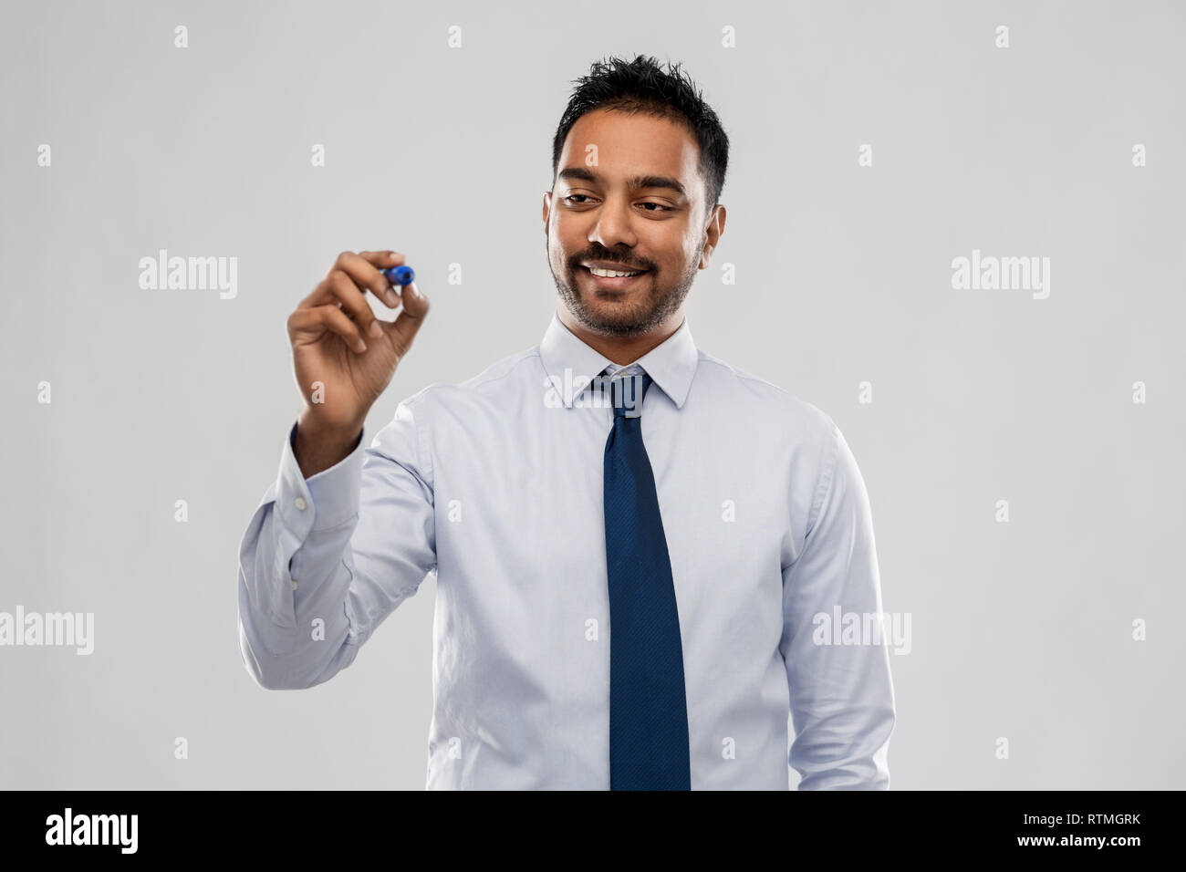 Commerciante indiano in camicia con cravatta su grigio Foto Stock