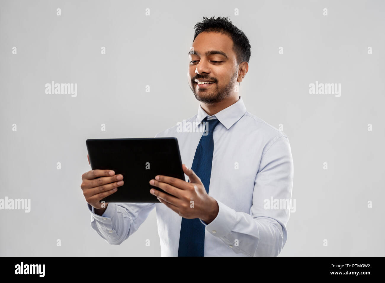 Commerciante indiano con i tablet pc Foto Stock