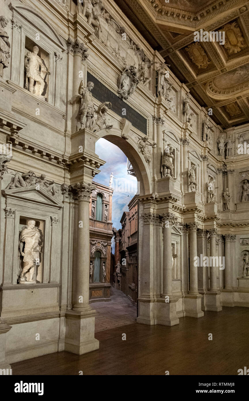 VICENZA, Italia - 29 dicembre 2018: vista dell'interno del teatro Olimpico, il più antico stadio di superstite impostare ancora in esistenza Foto Stock