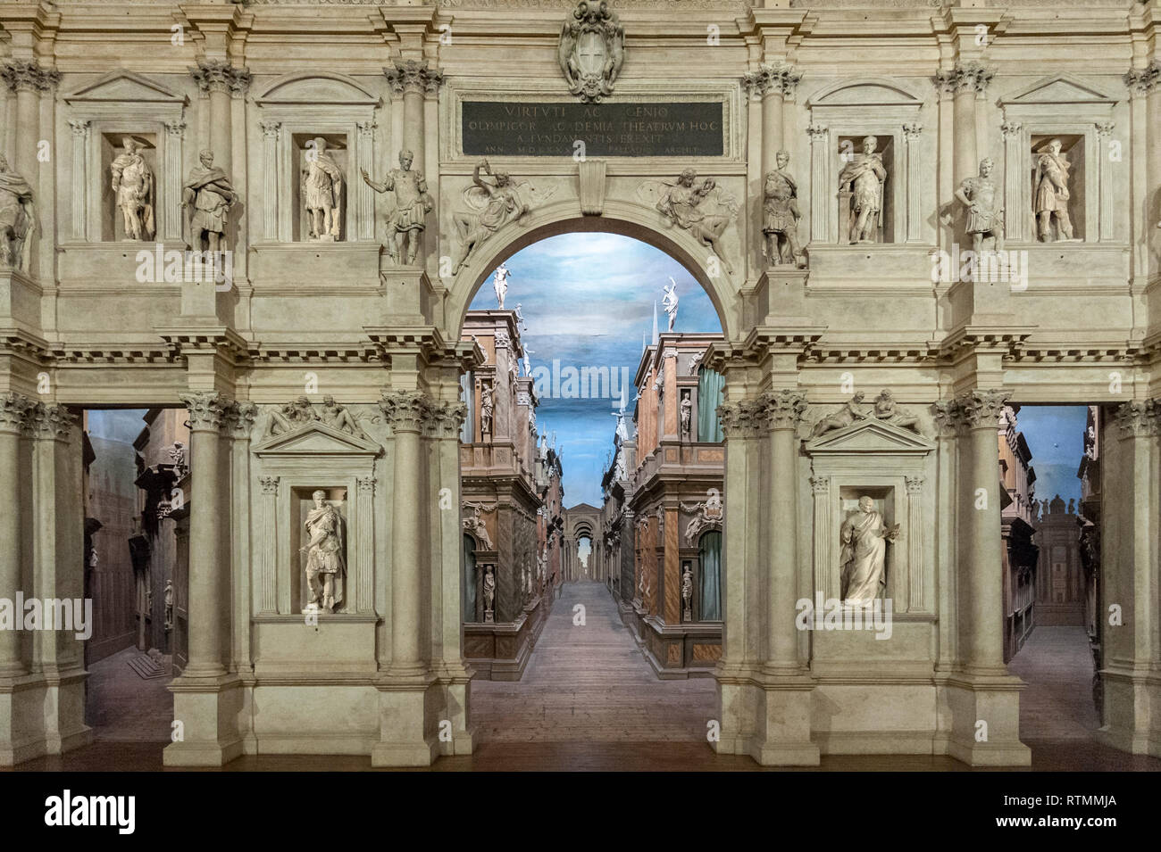 VICENZA, Italia - 29 dicembre 2018: vista dell'interno del teatro Olimpico, il più antico stadio di superstite impostare ancora in esistenza Foto Stock