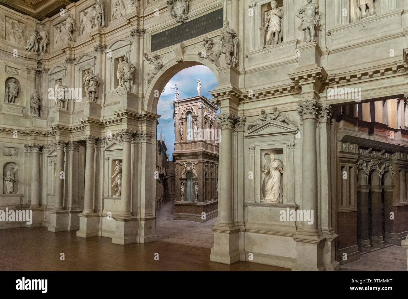 VICENZA, Italia - 29 dicembre 2018: vista dell'interno del teatro Olimpico, il più antico stadio di superstite impostare ancora in esistenza Foto Stock