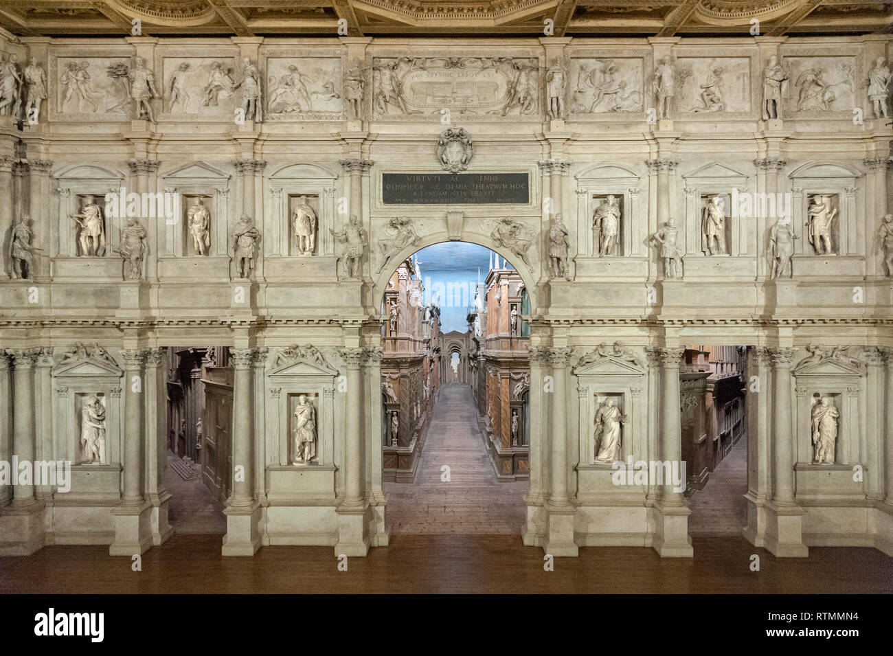 VICENZA, Italia - 29 dicembre 2018: vista dell'interno del teatro Olimpico, il più antico stadio di superstite impostare ancora in esistenza Foto Stock