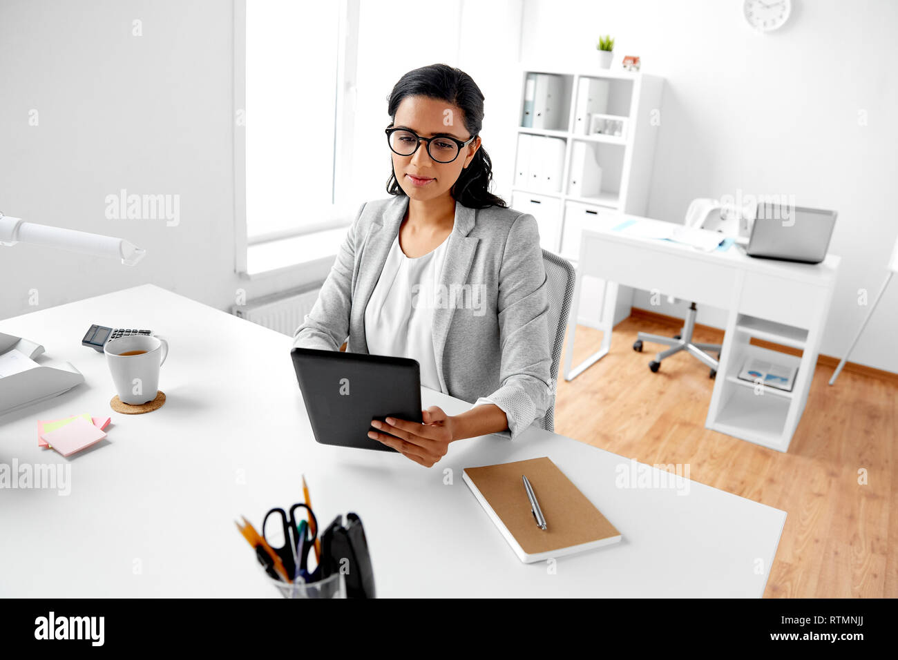 Imprenditrice con il tablet PC in ufficio Foto Stock