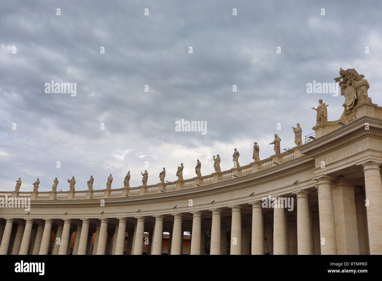 Statue di santi sul porticato di Piazza San Pietro nella Città del Vaticano Foto Stock