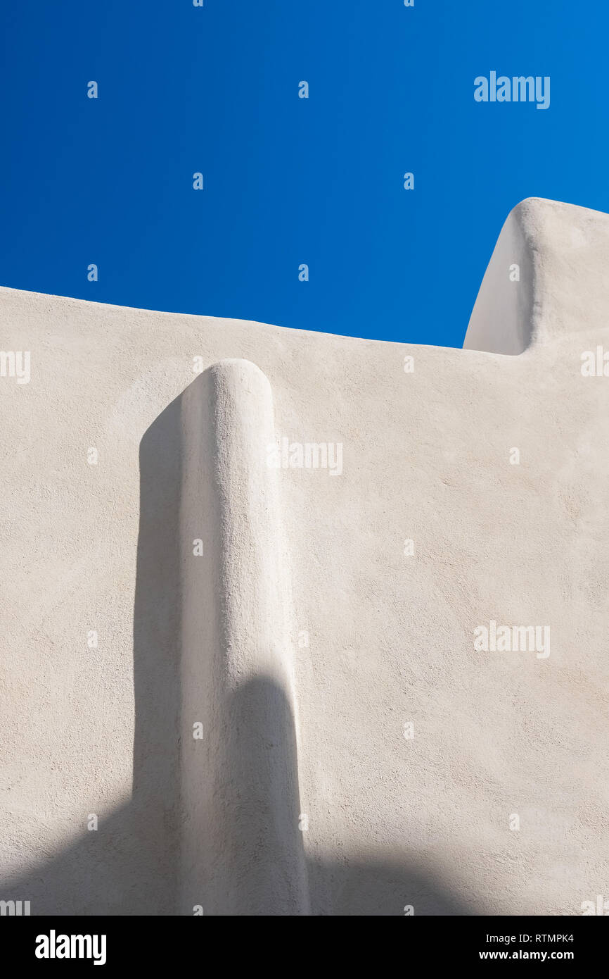 Muro Bianco di una tradizionale casa delle Cicladi sull isola di Paros, Cicladi Grecia. Abstract architettura backround Foto Stock