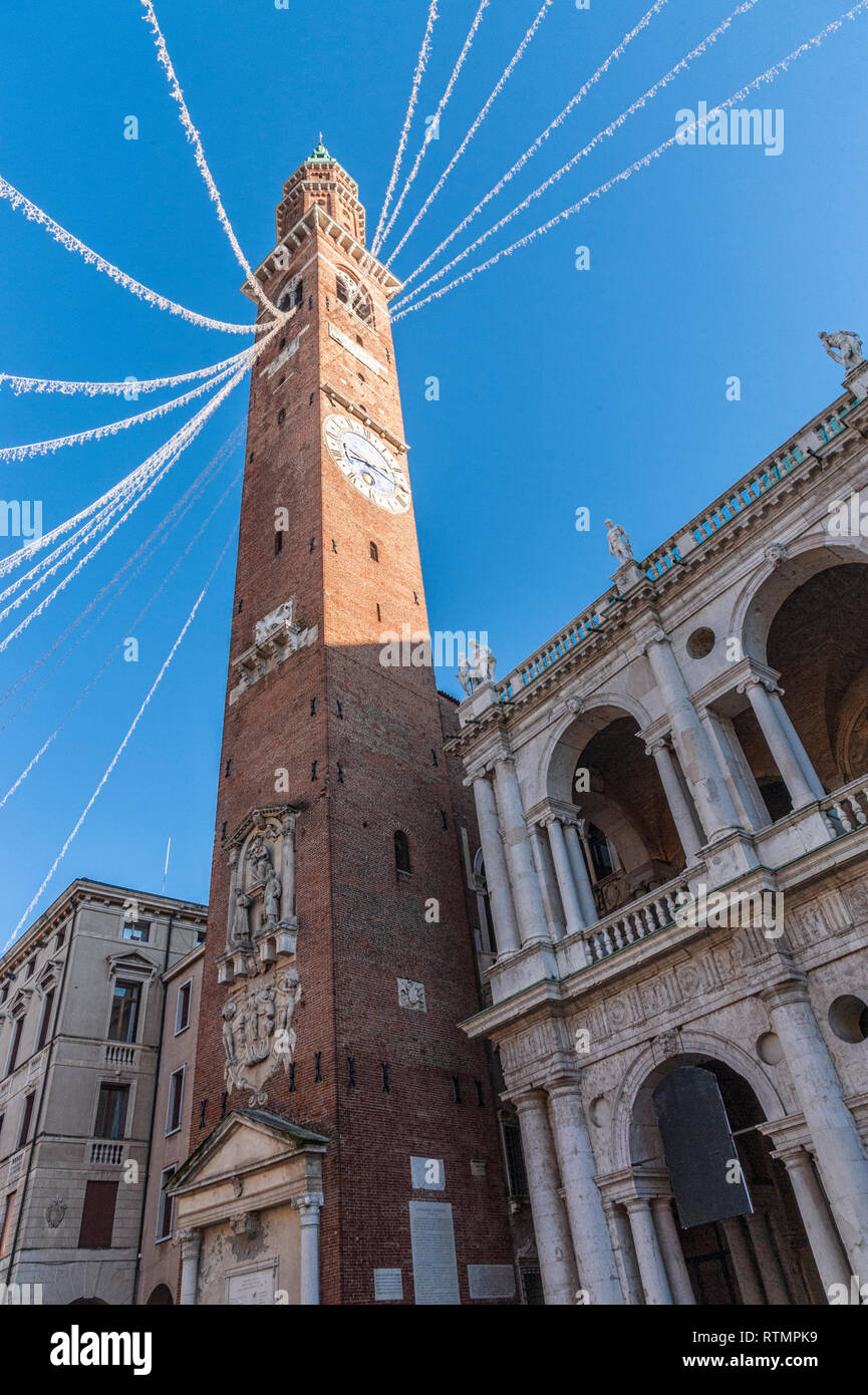 VICENZA, Italia - 29 dicembre 2018: la Basilica Palladiana con clock tower è un edificio rinascimentale nella centrale Piazza dei Signori di Vicenza Foto Stock