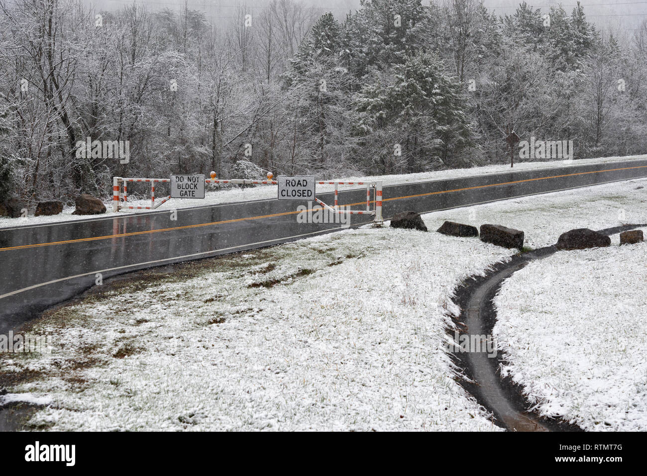 Inquadratura orizzontale di una montagna innevata strada chiusa a causa delle condizioni metereologiche. Foto Stock