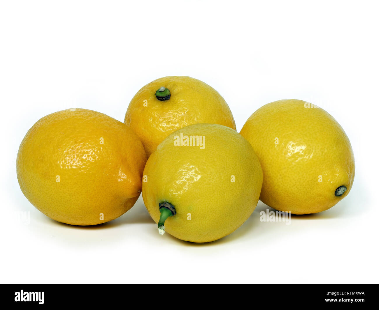 Molti limoni su uno sfondo bianco Foto Stock