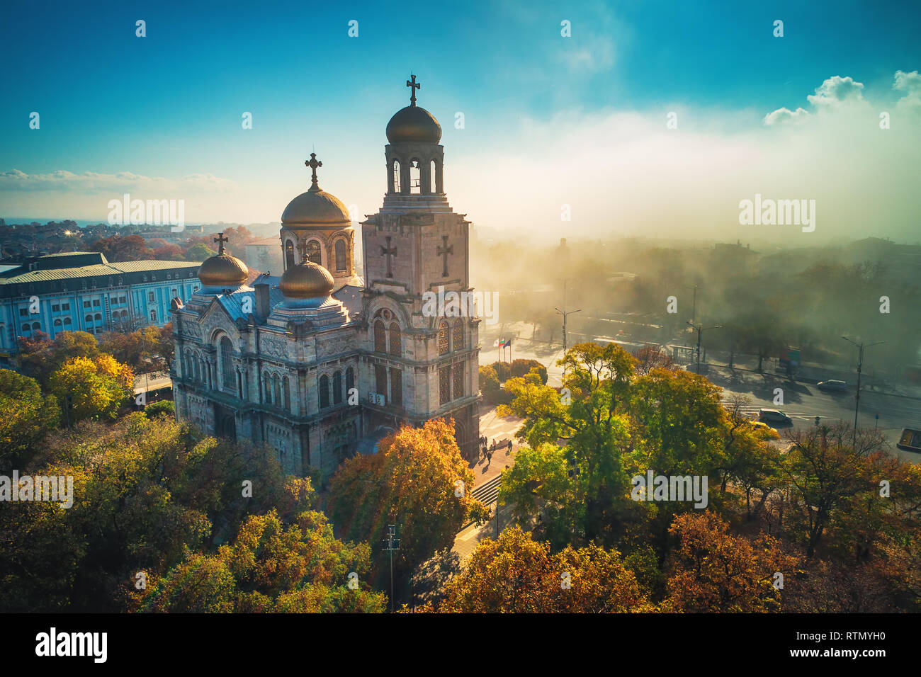 La Cattedrale dell Assunzione a Varna in autunno, vista aerea Foto Stock