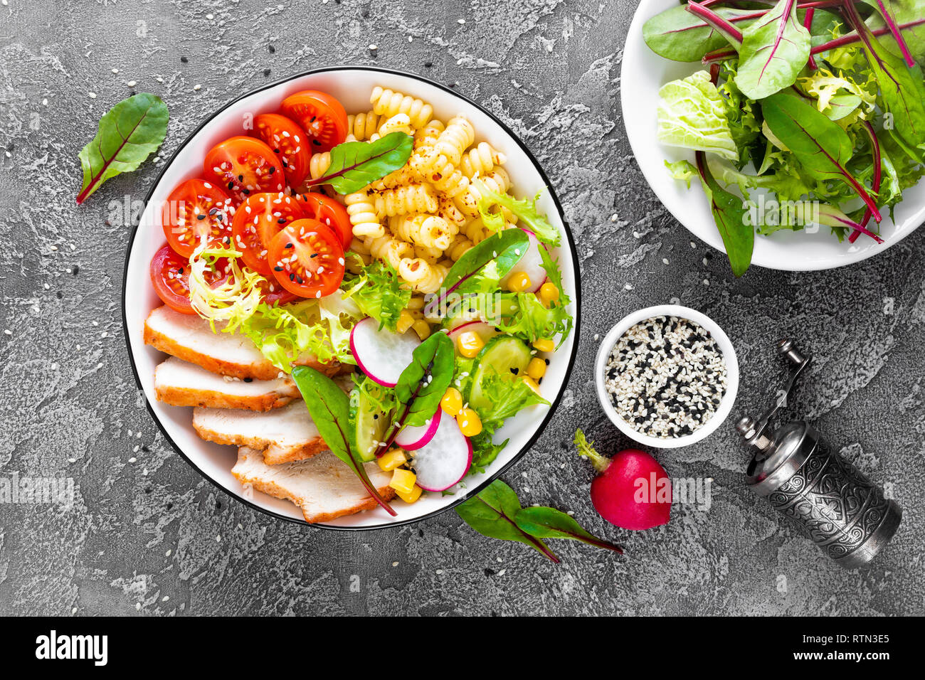 Grigliate Di Carne Di Pollo Con Verdura Fresca Insalata Di Pomodoro Cetriolo Rafano Lattuga Foglie Di Bietole Mais E Pasta Un Sano Menu Per Il Pranzo Vista Superiore Foto Stock Alamy