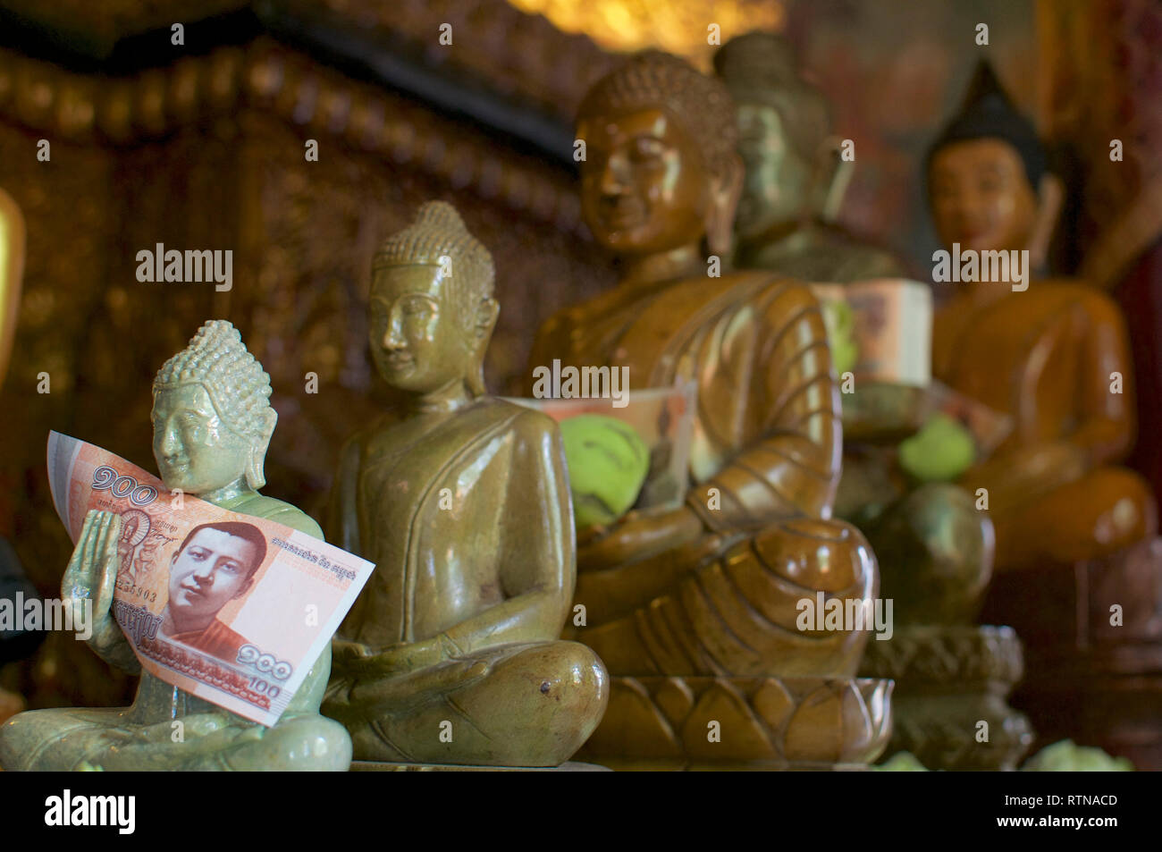PHNOM Penh Cambogia - 13 dicembre 2018 : fotografia di alcune statue di Buddha in una fila da Wat Phnom in Phnom Penh City, Cambogia Foto Stock