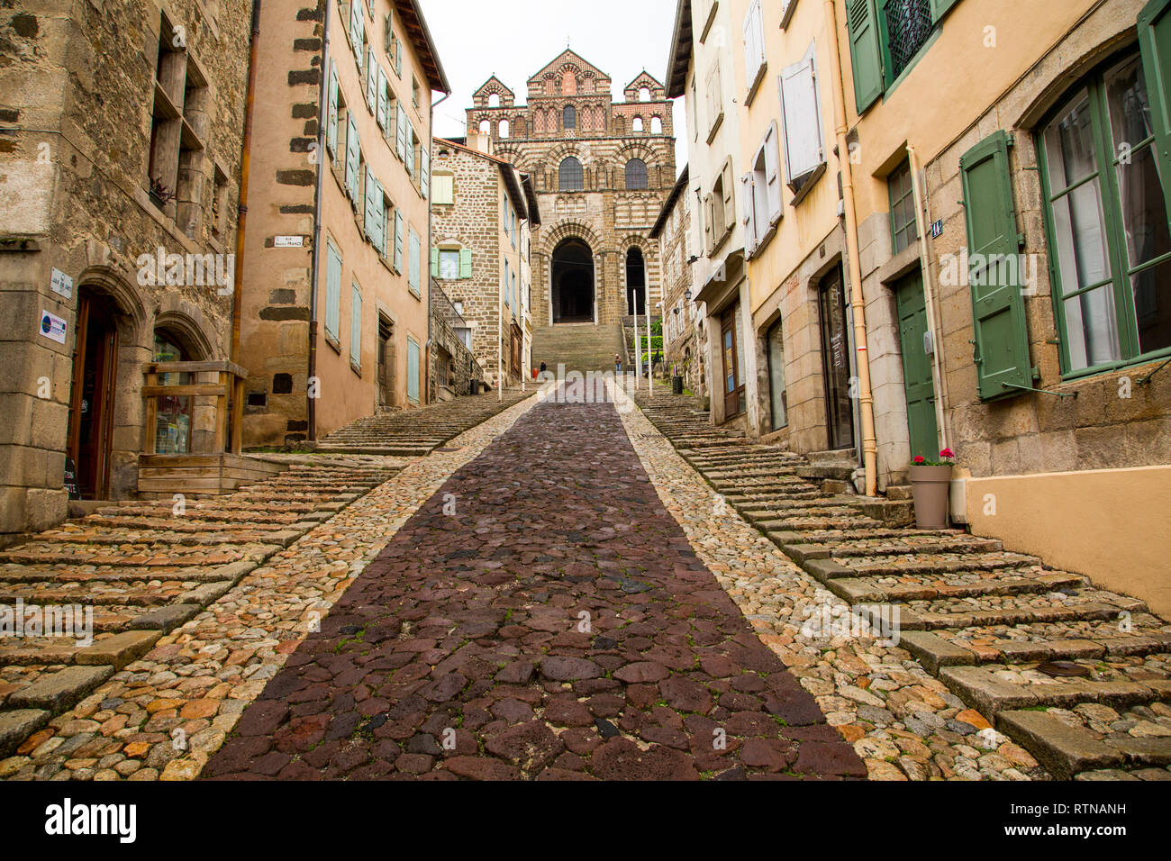 Il percorso che porta all'ingresso del Puy cattedrale in Francia Foto Stock